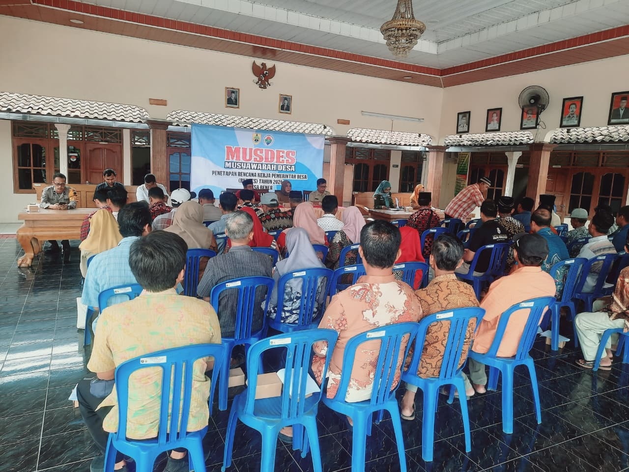 Perangkat Desa Bener saat mengikuti musdes bersama warga. (Ahmad Khairudin/Radar Solo)