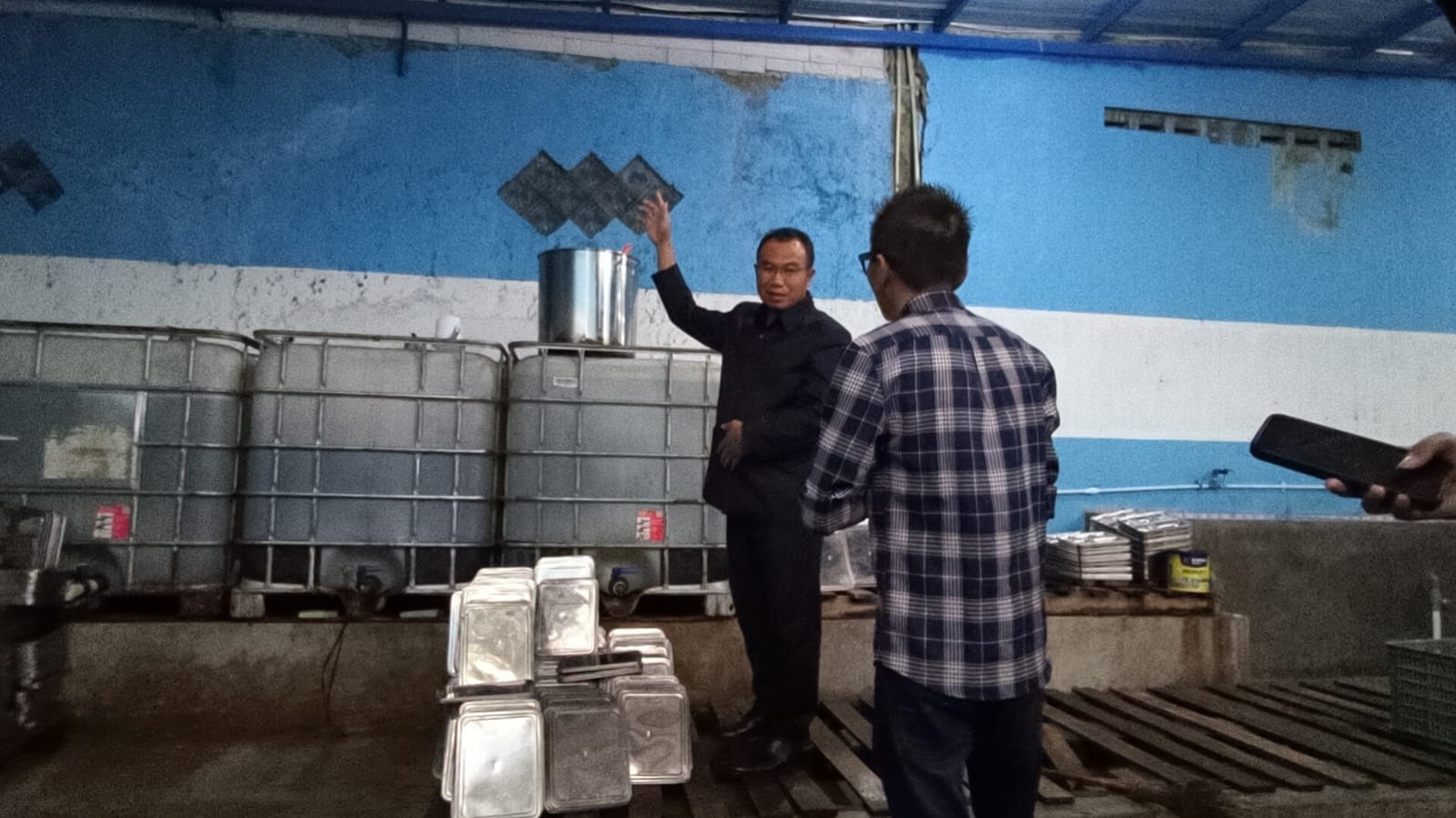 Bupati Sragen Sigit Pamungkas (kiri) saat mengecek salah satu dapur Satuan Pelayanan Pemenuhan Gizi (SPPG) untuk makan bergizi gratis (MBG). (Ahmad Khairudin/Radar Solo)