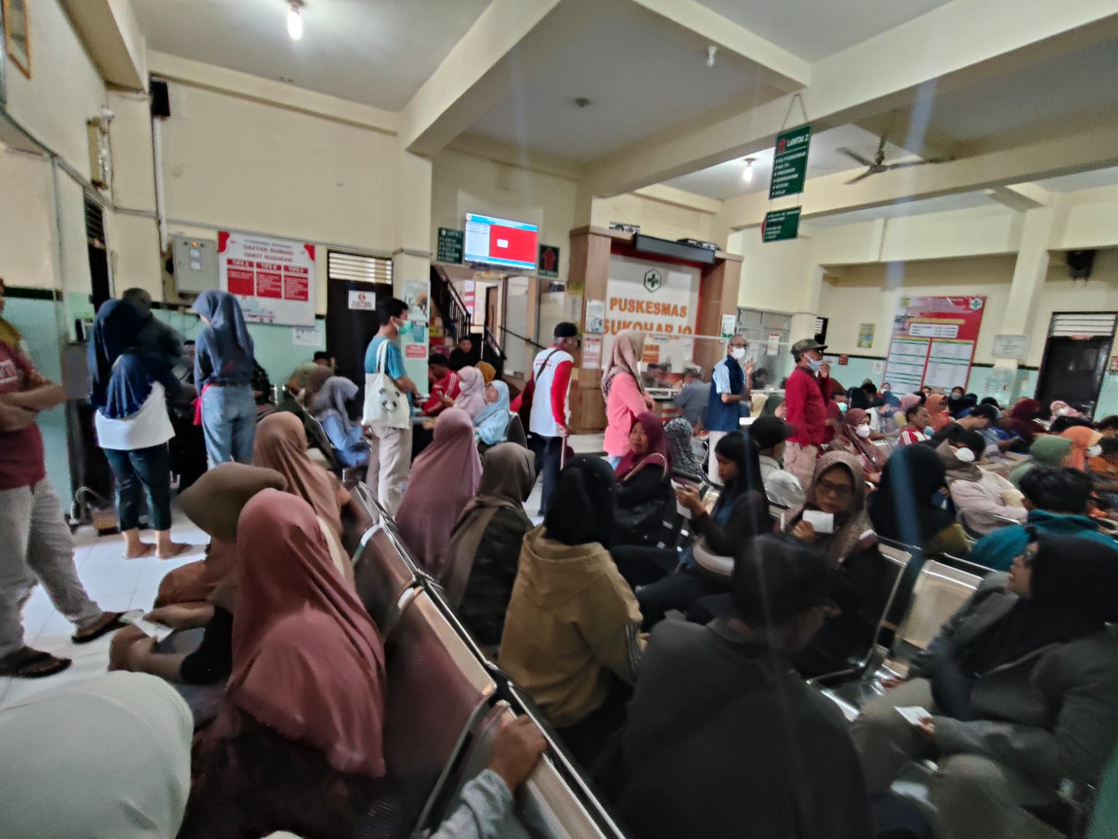 Kondisi Puskesmas Sukoharjo yang penuh sesak dan pengap.