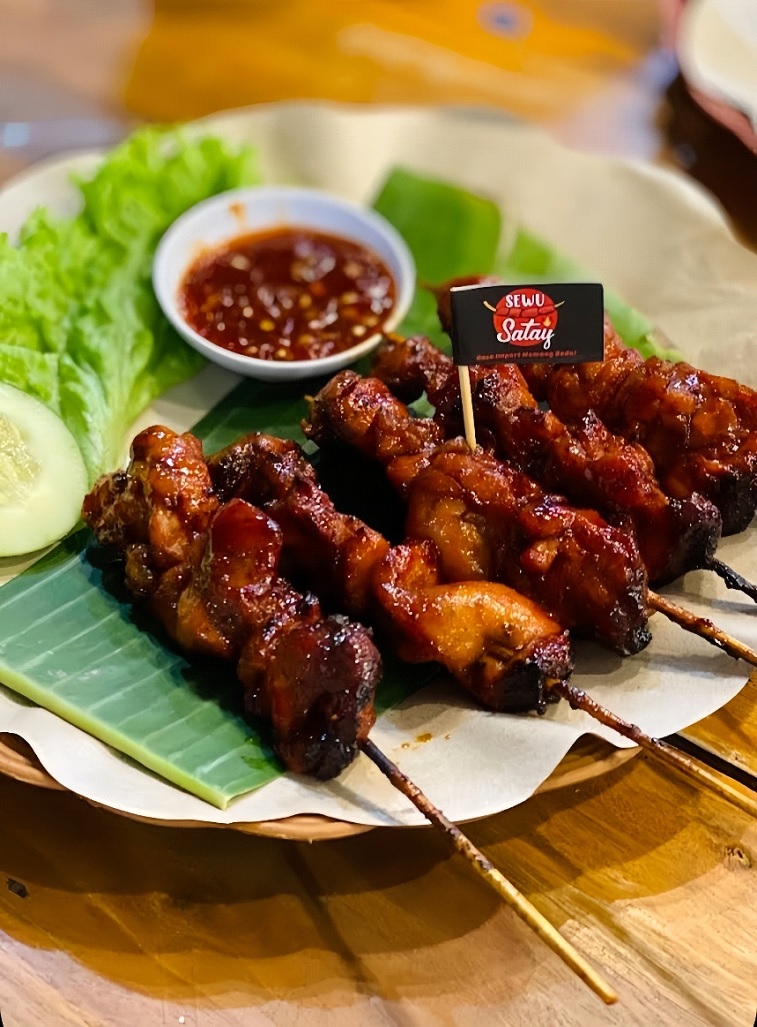 Sewu Satay Solo dekat Stasiun Balapan, sate modern porsi jumbo harga murah. Menu andalan Sate Ayam & Corn Ribs bikin nagih!