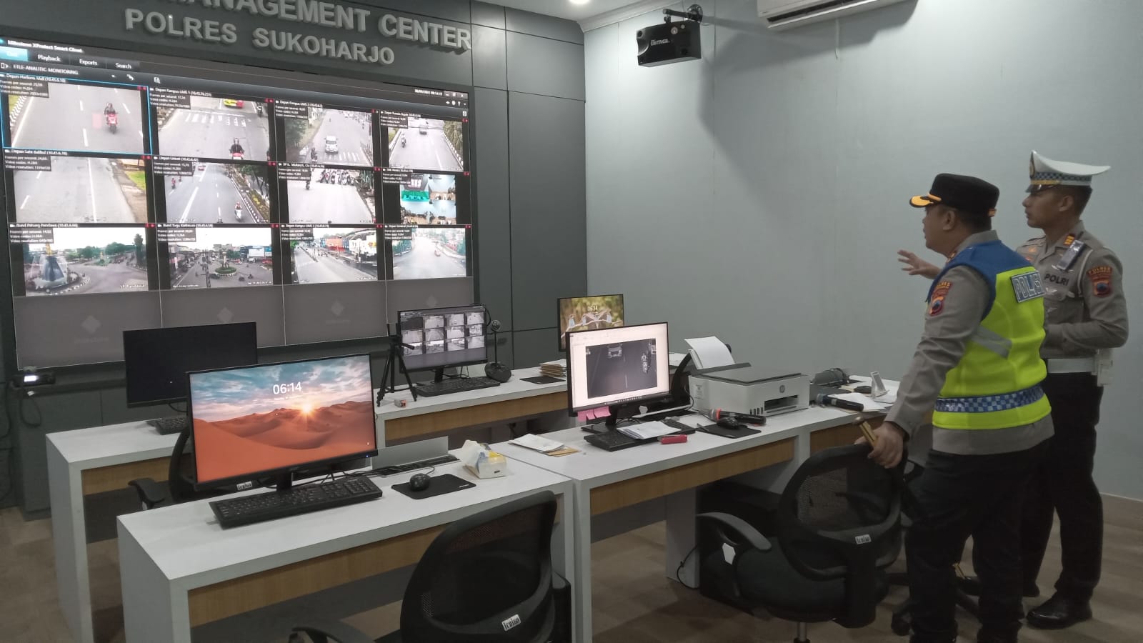 Foto Kapolres Sukoharjo AKBP Anggaito Hadi Prabowo didampingi Kasat Lantas AKP Doohan meninjau Traffic Managemen Centre Polres Sukoharjo, Selasa (30/9).