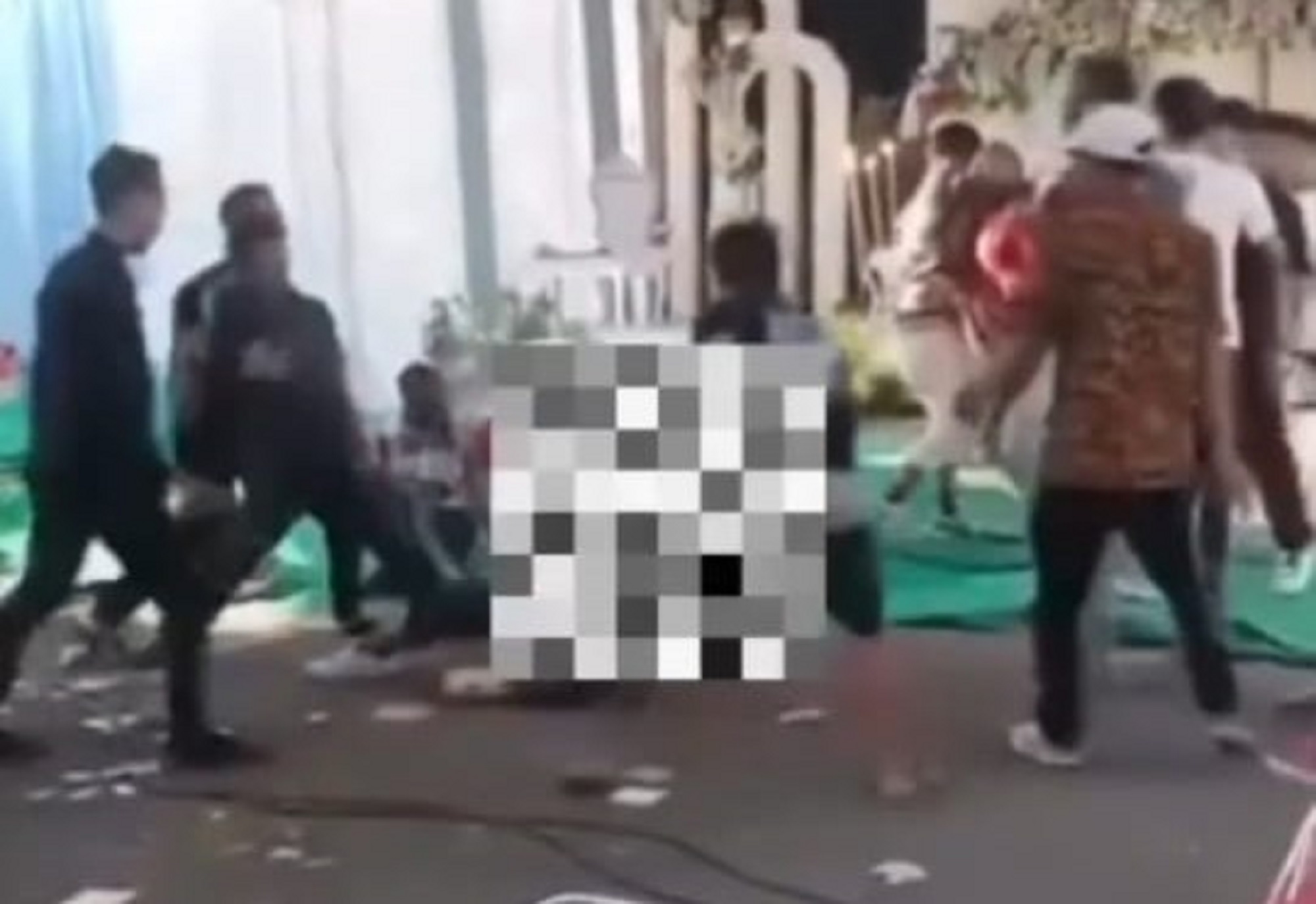 Tangkapan layar aksi pengeroyokan penabuh kendang di sebuah acara resepsi pernikahan di Desa Tambak Gemblegan, Kecamatan Kalikotes, Kabupaten Klaten, Minggu (28/9/2025). (Angga Purenda/Radar Solo)
