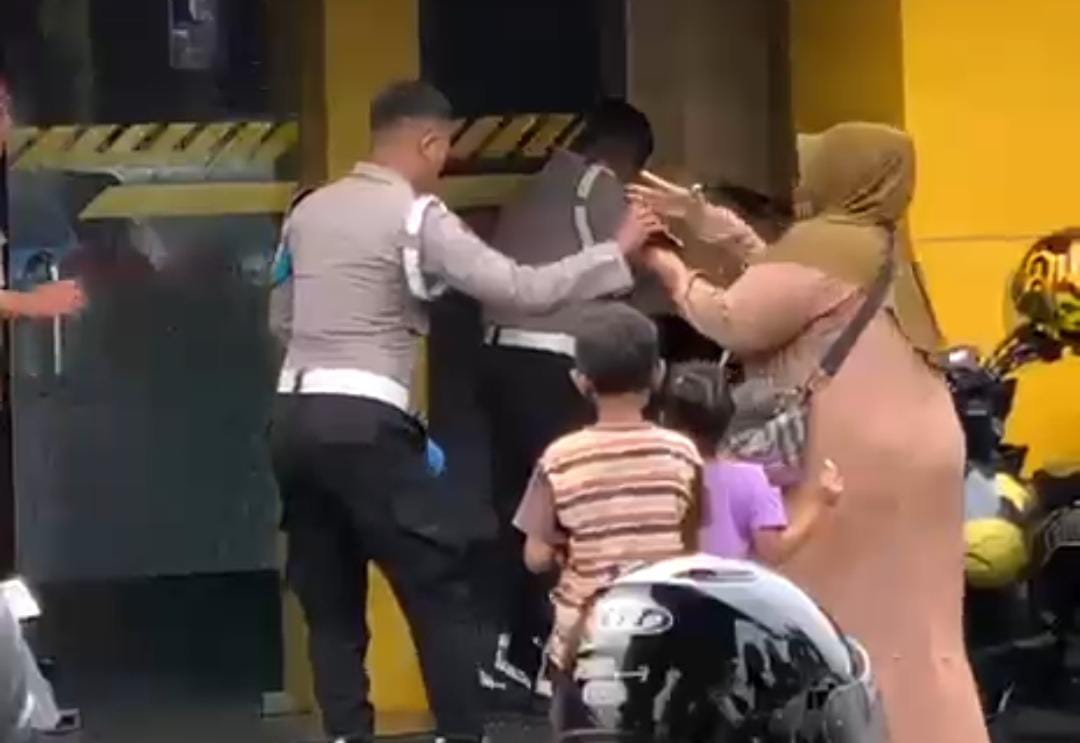 Rekaman video penyiraman anggota Polres Sragen dengan bensin, Selasa (30/9/2025) pagi. (Ahmad Khairudin/Radar Solo)
