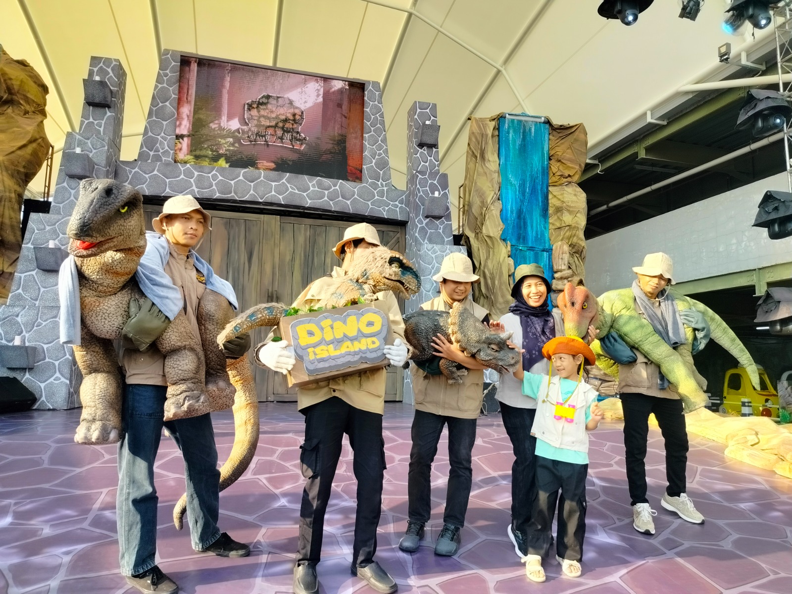 BERBAGI BAHAGIA: Keluarga menikmati event Dino Island Safari Jungle di Rooftop P2 Pakuwon Mall Solo Baru, Jumat (26/9).