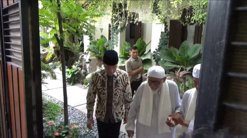 Abu Bakar Ba&rsquo;asyir temui Jokowi di Solo, Senin (29/9/2025). Simak agenda pertemuan hingga profil lengkap eks narapidana teroris itu.