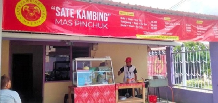 Sate Kambing Mas Pinchuk Solo tawarkan paket hemat Rp24 ribu, daging empuk, plus nasi ambil sepuasnya. Lokasi strategis belakang UNS.