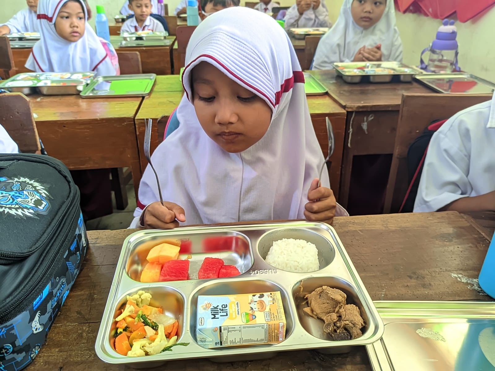 Ilustrasi siswi SD di Kecamatan Baturetno Wonogiri menyantap menu MBG medio Februari 2025.