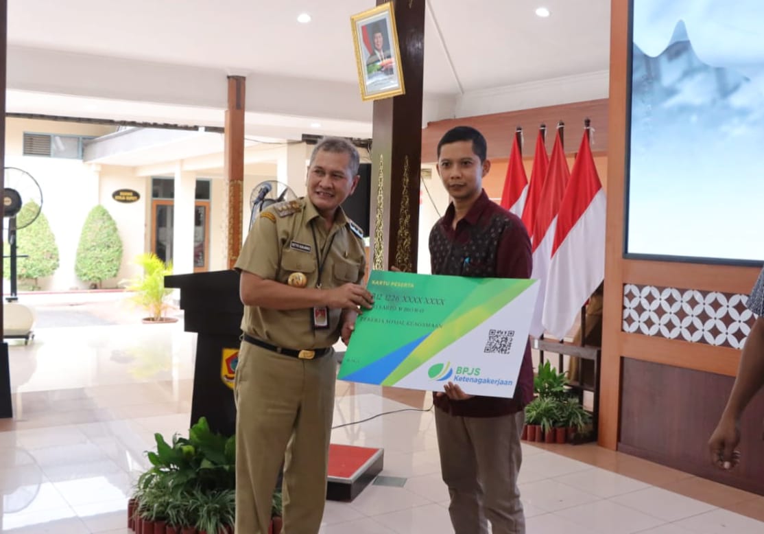 Bupati Wonogiri Setyo Sukarno menyerahkan bantuan perlindungan jaminan sosial ketenagakerjaan secara simbolis di pendapa Rumah Dinas Bupati Wonogiri, Senin (29/9/2025).