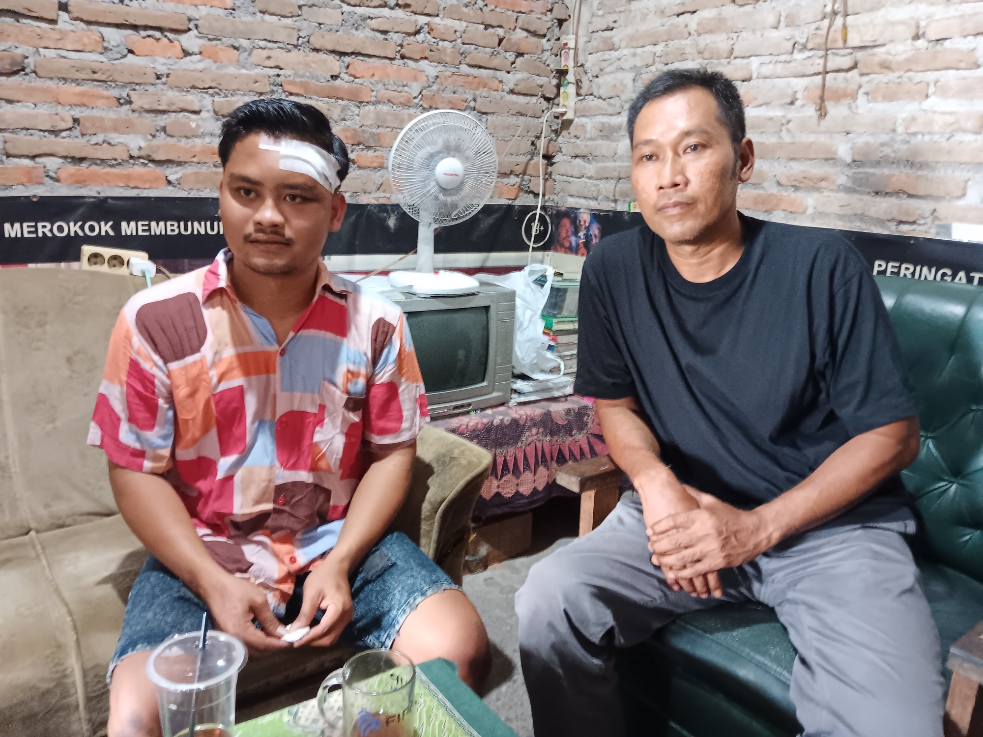 Ryan Wahyu Saputra (kiri) dengan ditemani ayahnya saat memberikan keterangan ke awak media di kediamannya, Rabu (1/10/2025). (Angga Purenda/Radar Solo)