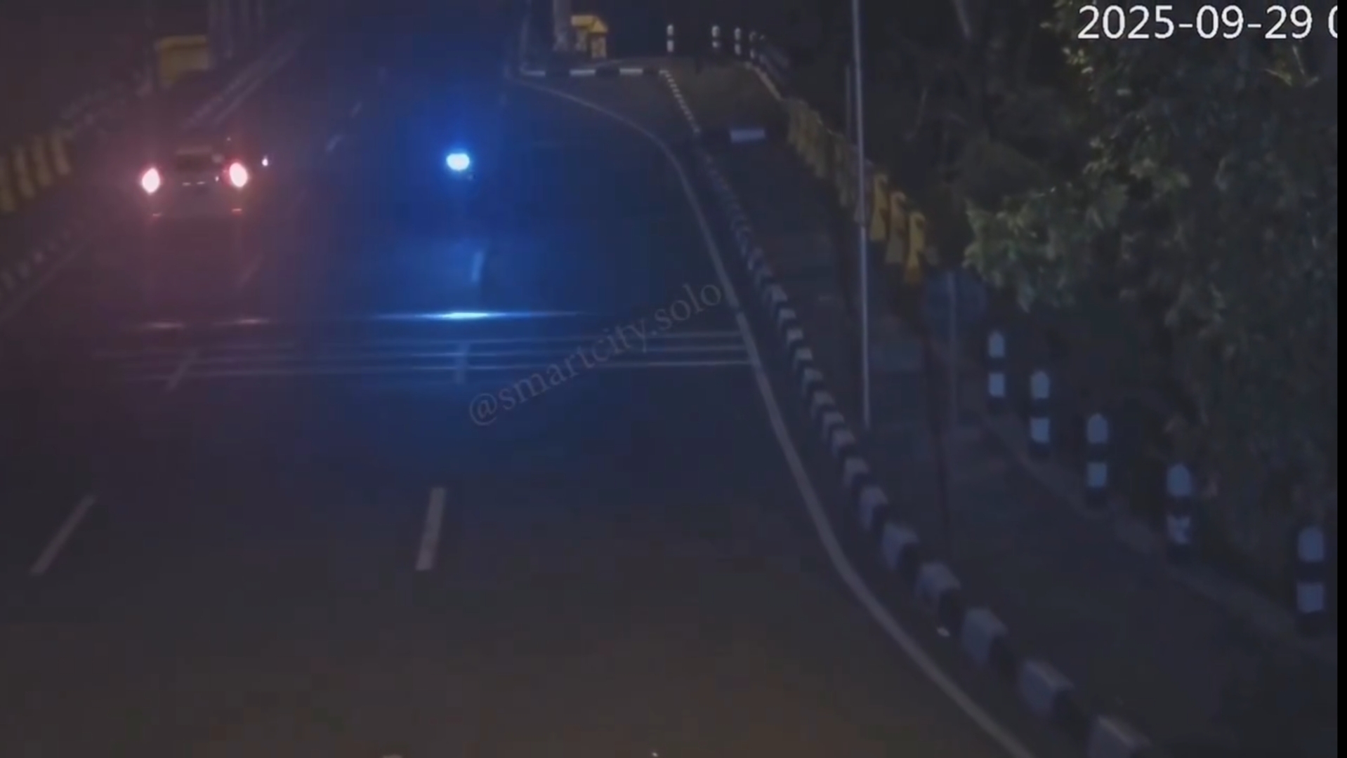 Sebuah mobil salah jalur di Jembatan Jurug. Kendaraan dari arah Solo menuju Karanganyar, padahal jalur tersebut harusnya dari arah Karanganyar menuju Solo.