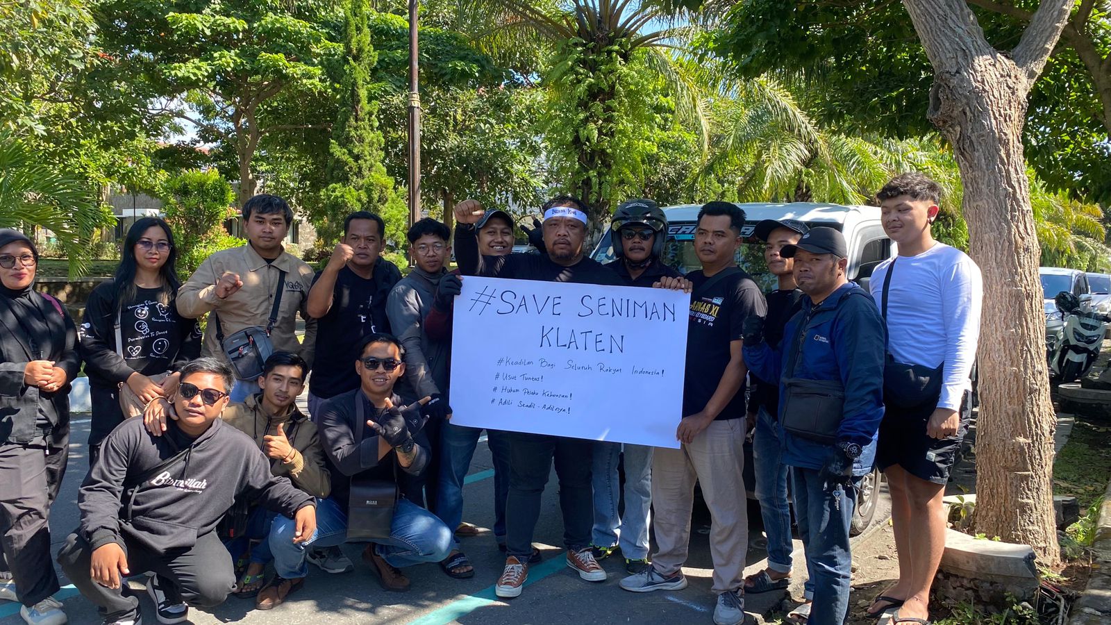Abah Lala bersama seniman Boyolali berkumpul di Alun-alun Kidul Boyolali sebelum berangkat ke Mapolres Klaten, Rabu (1/10/2025).