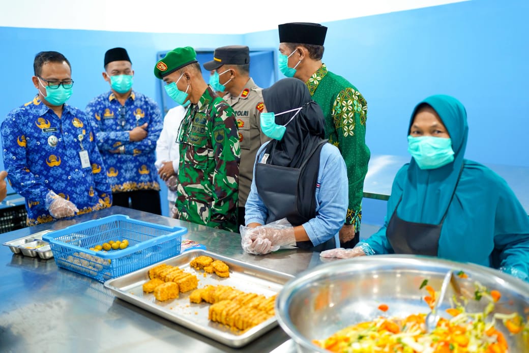 Jajaran Forkompimca Baki menelusuri isi dapur dalam launching satuan pelayanan pemenuhan gizi (SPPG) milik PCM Baki, Rabu (1/10).