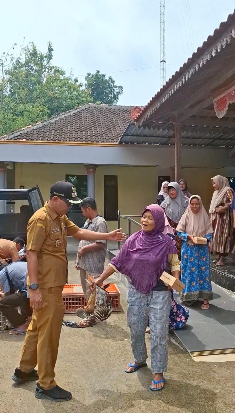 Pemdes Tepisari, Polokarto bagikan bantuan ayam untuk dibudi daya penyandang disabilitas.