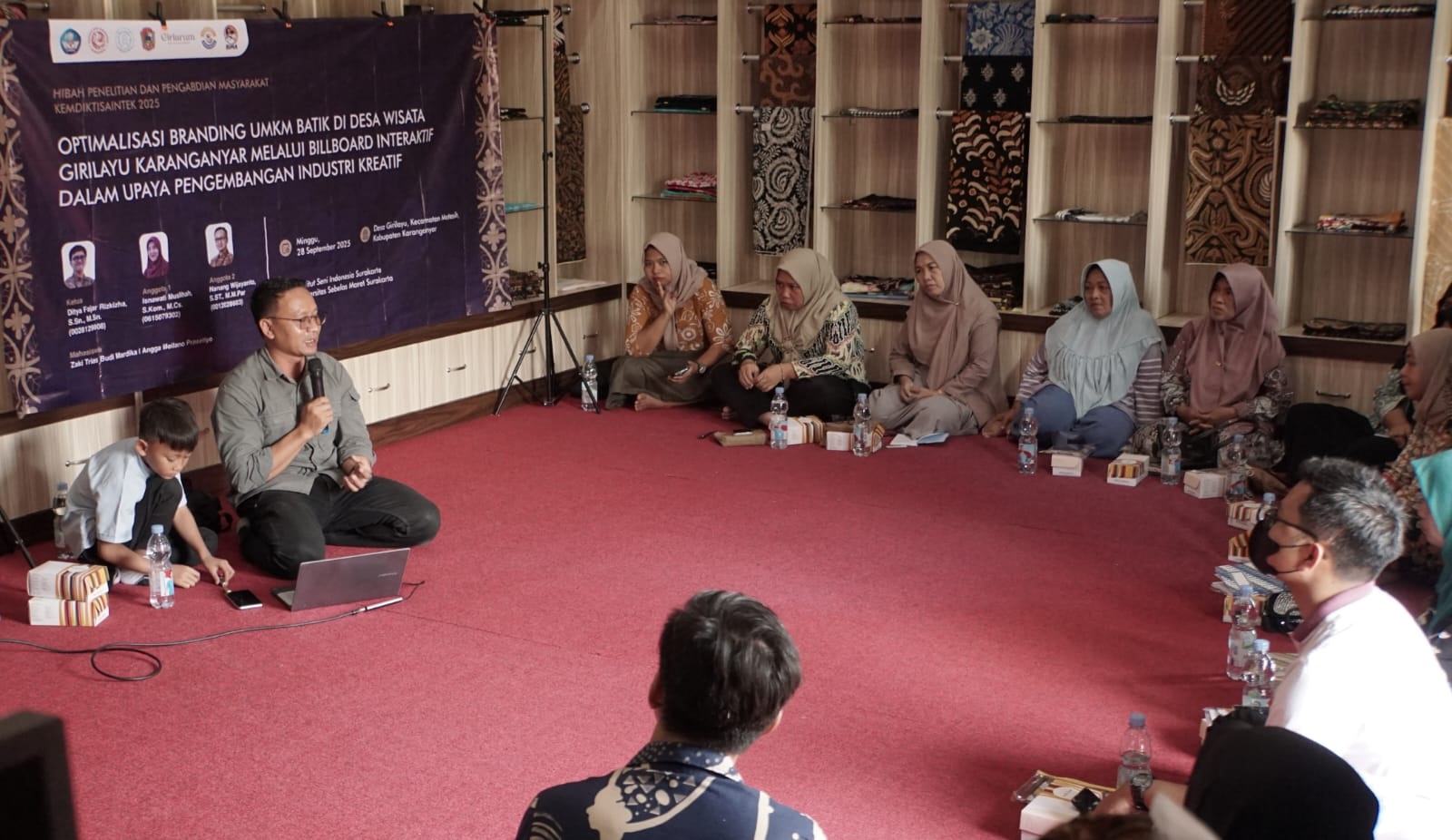 BERSINERGI: ISI Surakarta dan UNS berkolaborasi untuk mengembangkan branding digital tentang batik khas Girilayu, Karanganyar.