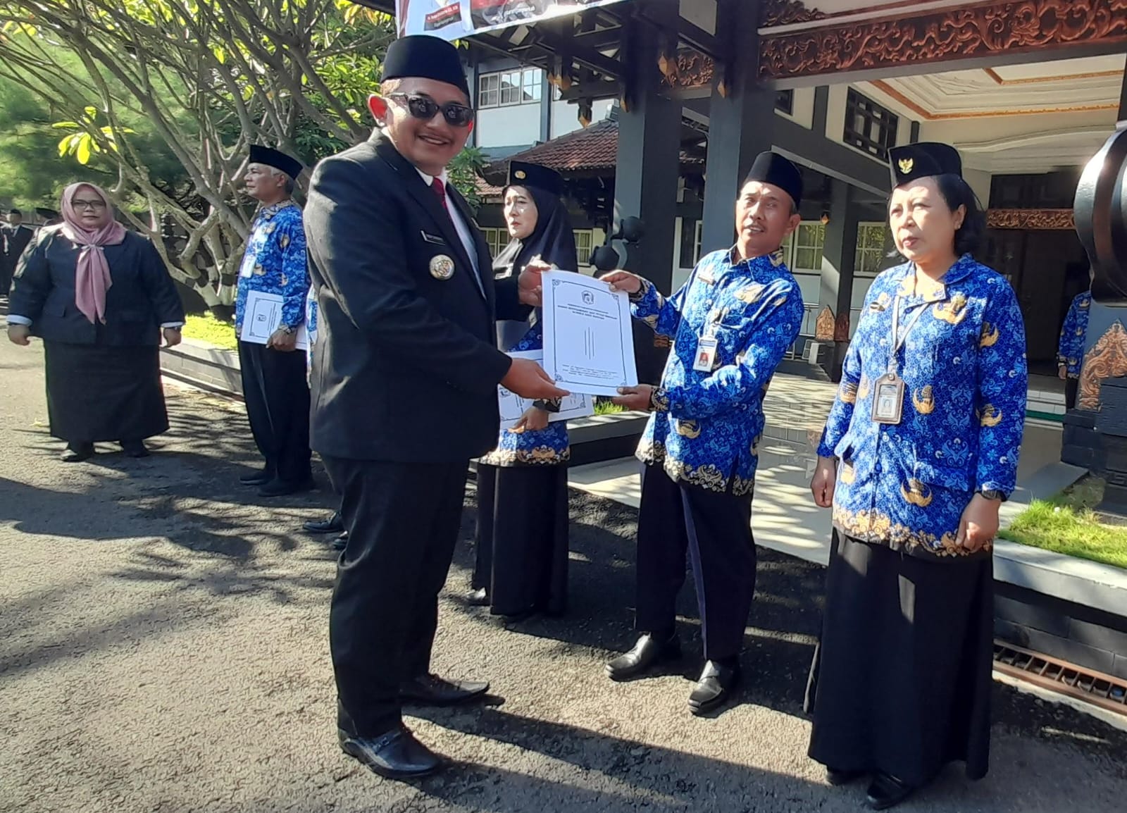 Bupati Karanganyar Rober Christanto saat memberikan secara simbolis SK Kenaikan Pangkat, Rabu (1/10/2025). (Rudi Hartono/Radar Solo)