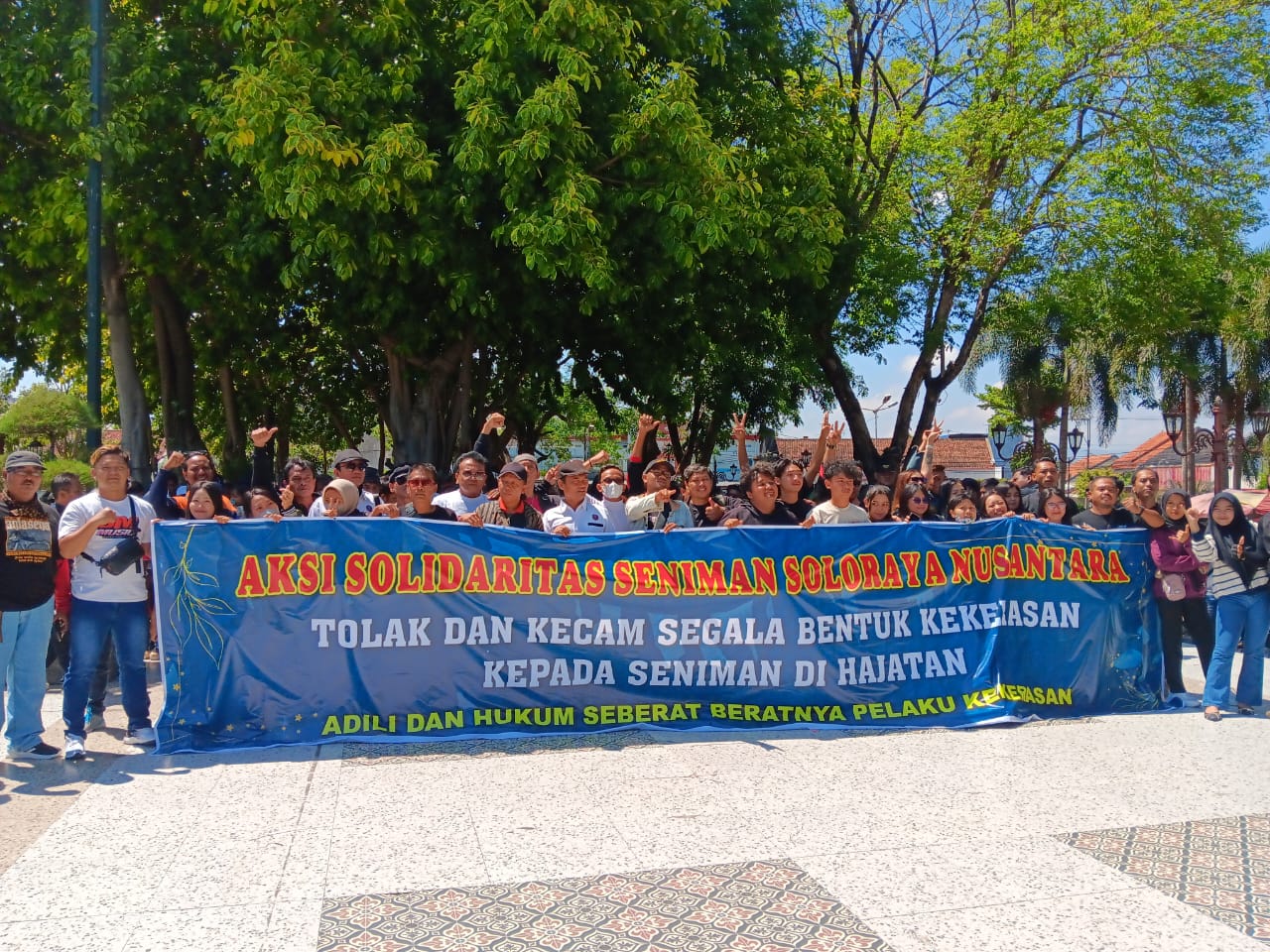 Aksi damai yang digelar oleh ratusan seniman di Alun-alun Klaten, Rabu (1/10/2025). (Angga Purenda/Radar Solo)