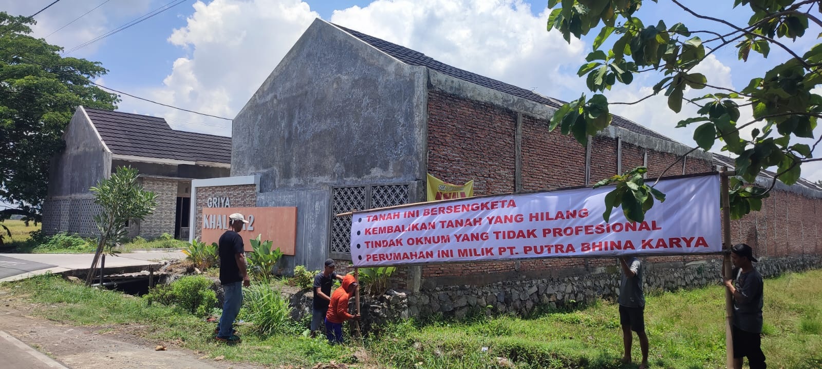 Warga Bulakasri, Desa Pelemgadung, Kecamatan Karangmalang, Sragen memasang spanduk protes karena merasa tanahnya diserobot pengembang perumahan. (Ahmad Khairudin/Radar Solo)