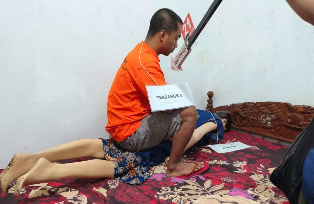 Tersangka kasus pembunuhan pensiunan guru yakni Wawan saat rekonstruksi di rumah korban di Desa Berjo, Ngargoyoso, Rabu (1/10/2025). (Rudi Hartono/Radar Solo)