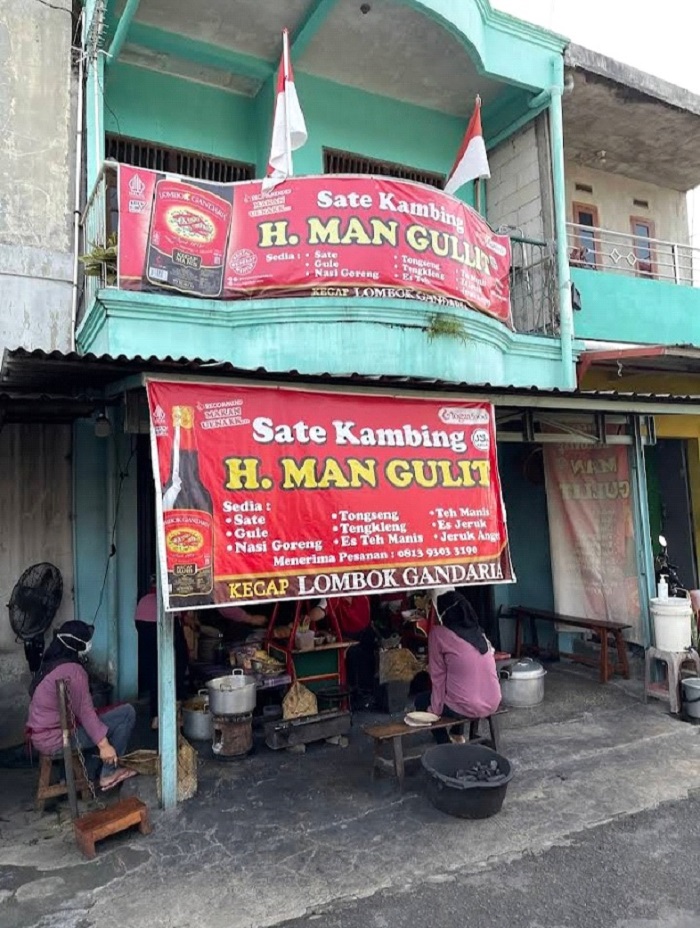 Sate Kambing H. Man Gulit Solo, kuliner legendaris sejak 1970-an. Buka pagi, selalu habis sebelum sore. Menu andalan: sate & tengkleng.