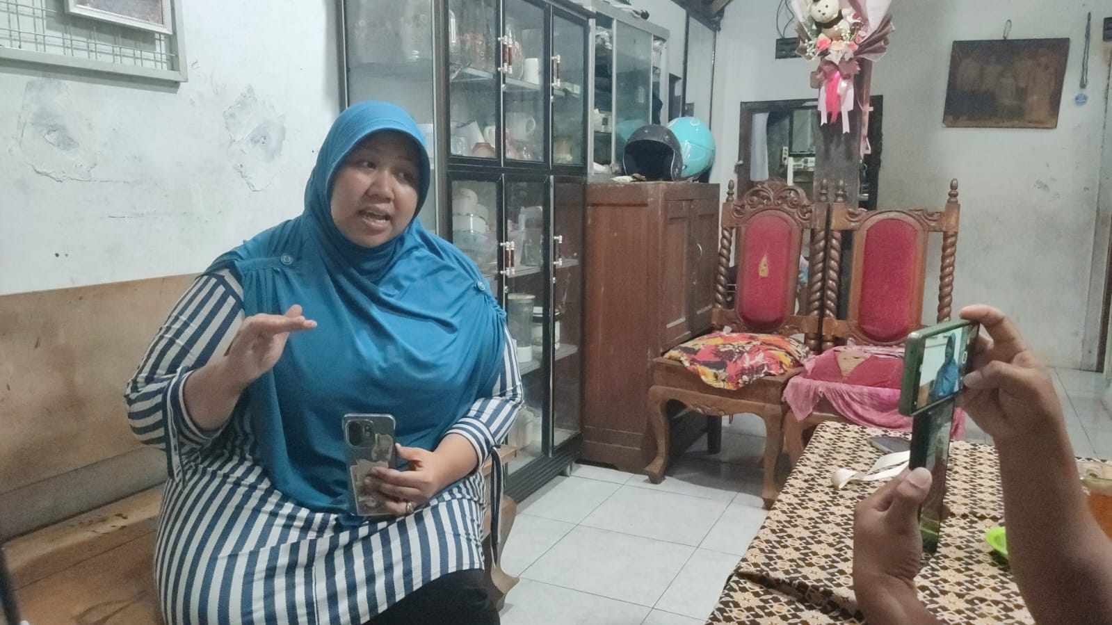 Tri Wulandari, pelaku penyiraman Pertalite ke anggota Polres Sragen ditemui di rumahnya, Rabu (1/10/2025). (Ahmad Khairudin/Radar Solo)