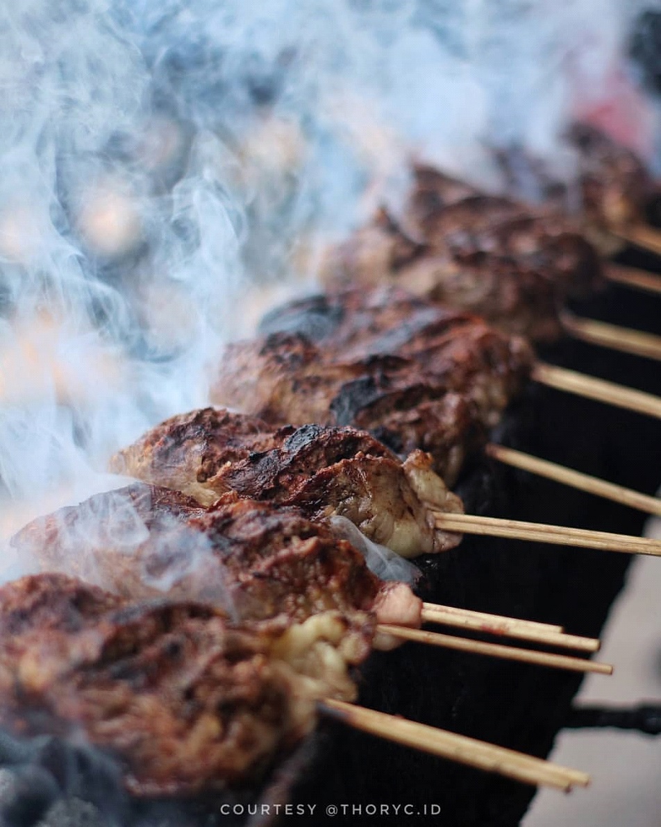 Sate Kambing Pak Narto Solo viral di TikTok berkat sate buntel jumbo terbesar dengan rasa jos gandos dan kuah gule gratis.