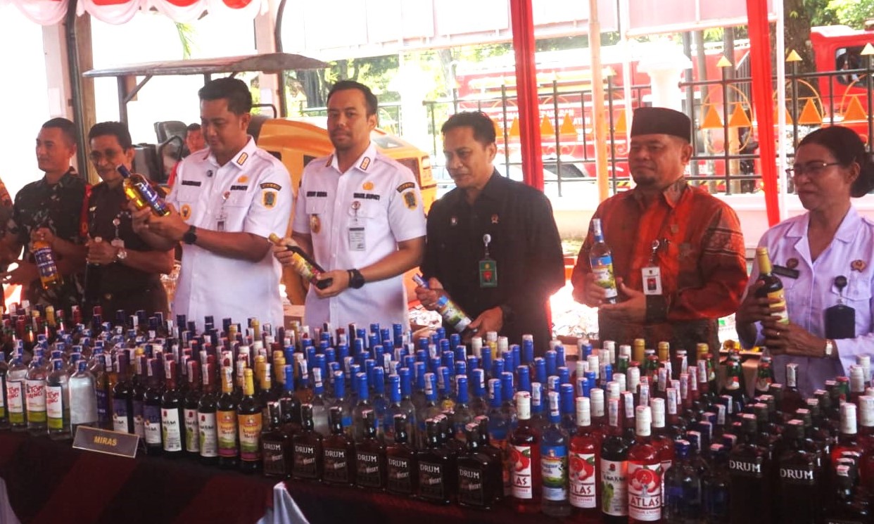 Ketua DPRD Klaten Edy Sasongko (dua dari kanan) saat menghadiri pemusnahan barang bukti miras di halaman Kantor Kejari Klaten beberapa waktu lalu.