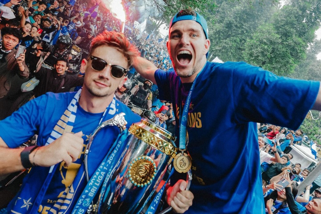 Mateo Kocijan (kiri) saat membawa Persib Bandung juara Liga 1 2024/2025.