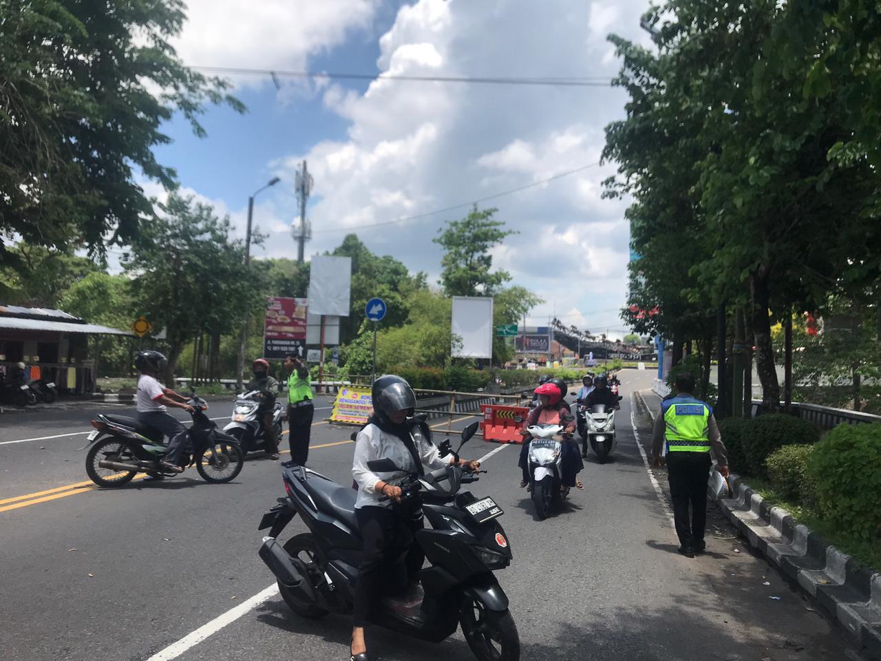 Pemotor yang melintas di kawasan Simpang Lima Boyolali putar balik karena lokasi setempat ditutup sementara guna mendukung proyek revitalisasi, Rabu (1/10/2025).