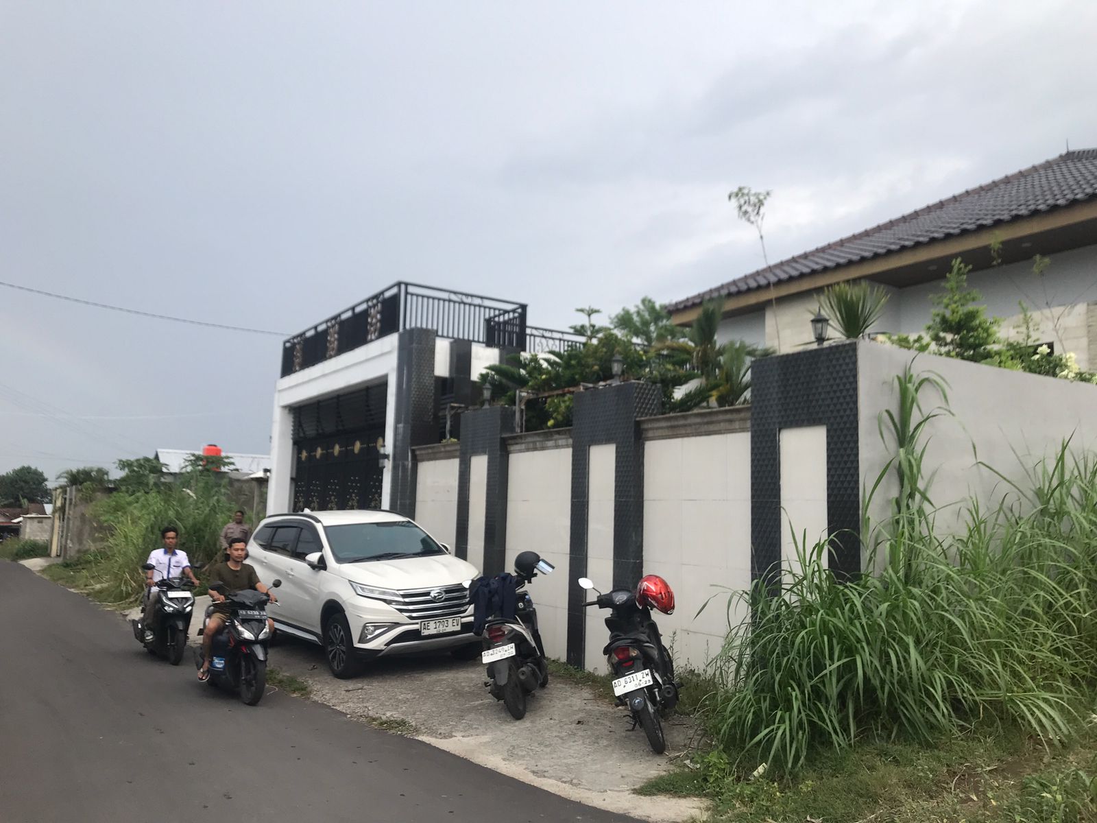 Rumah bos Koperasi BLN Nicholas Nyoto Prasetyo di Kelurahan/Kecamatan Mojosongo, Boyolali yang didatangi nasabah, Rabu (10/1/2025).