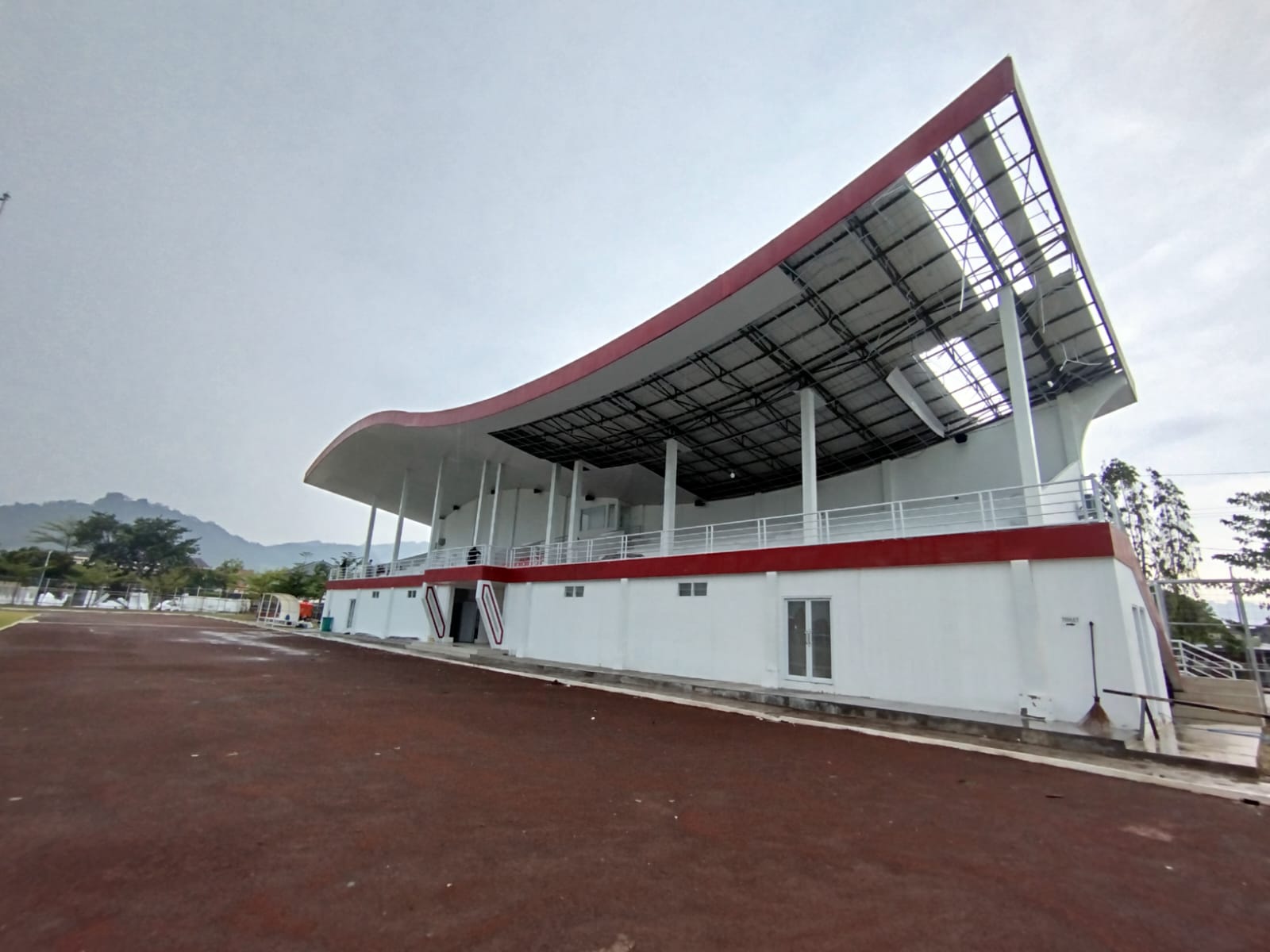 Kondisi plafon tribun STC Pringgodani yang rusak akibat disapu puting beliung, Selasa (30/9/2025).