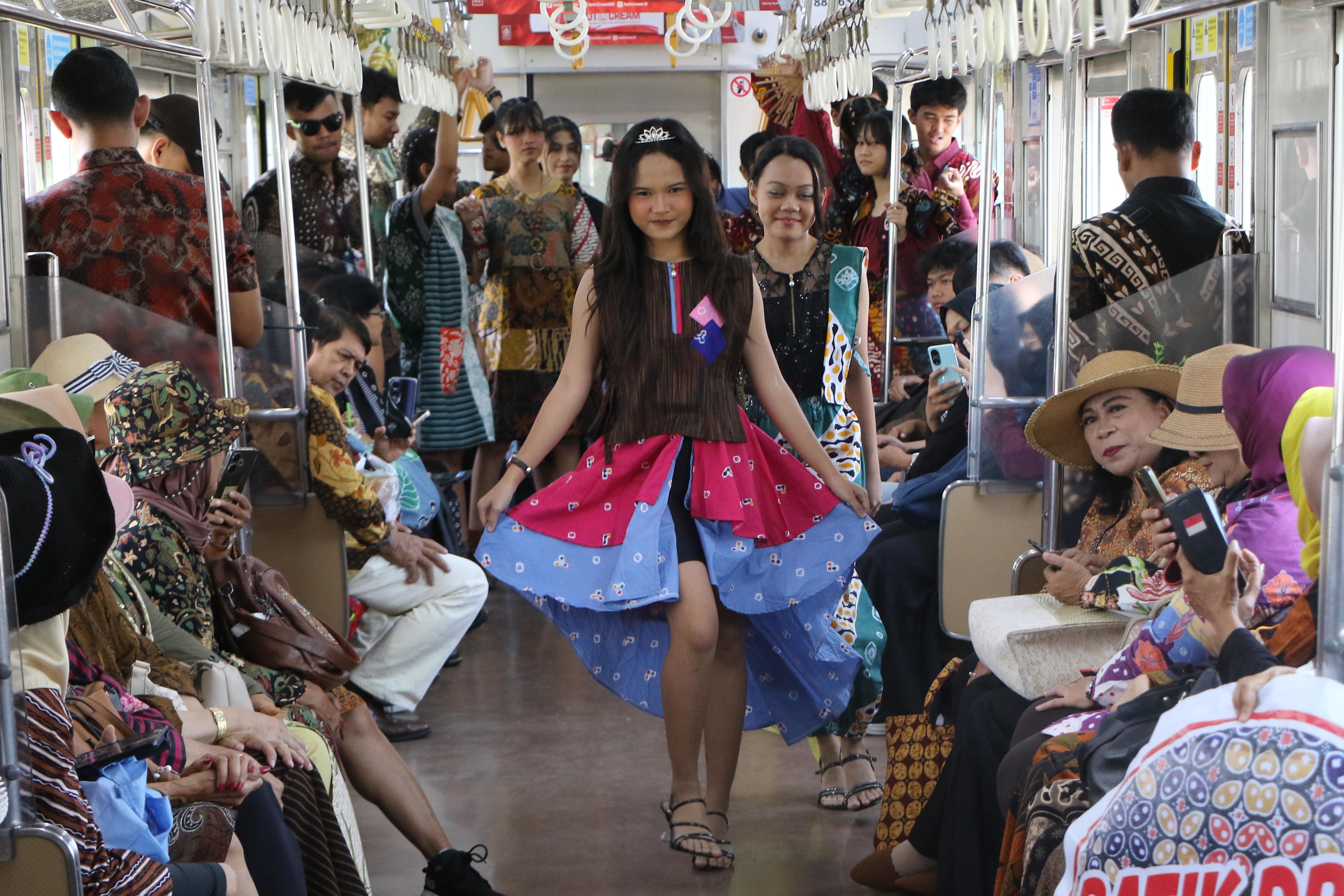 HARI BATIK: Siswa di Solo ini memeragakan buasana batik kontemporer di gerbong KRL Solo Balapan-Palur, Kamis (2/10)