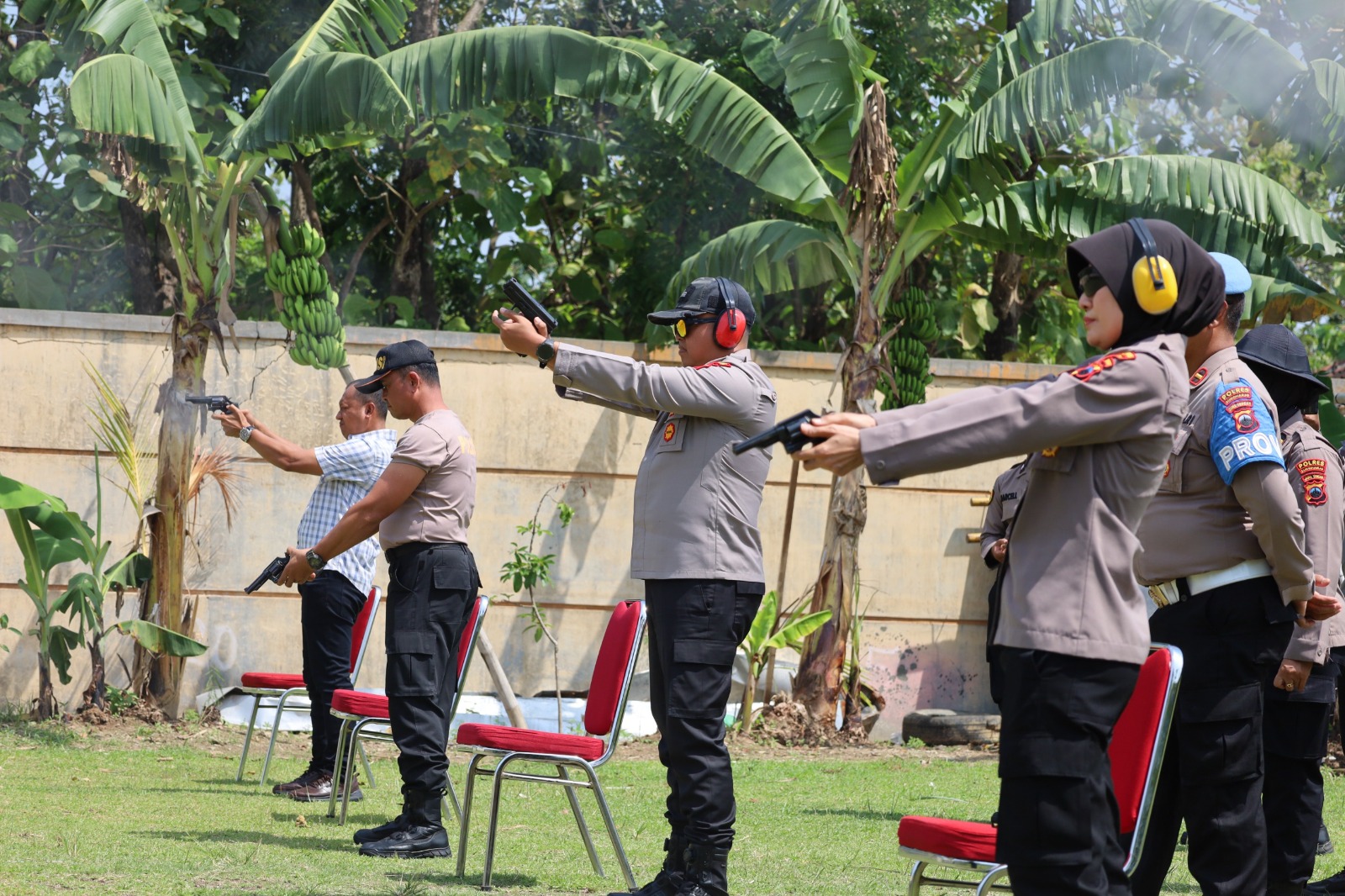 Sejumlah anggota Polres Sukoharjo berlatih di lapangan tembak Jananuraga Polsek Polokarto, Kamis (2/10).