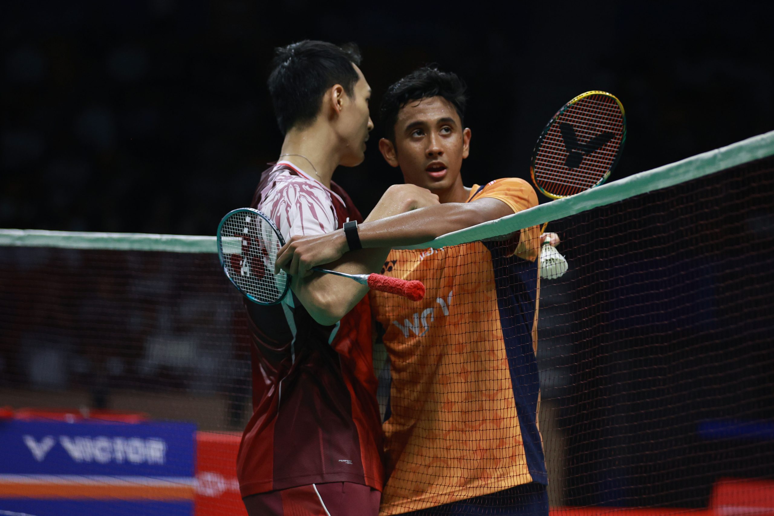MEMBANGGAKAN: Alwi Farhan (kanan) berpelukan dengan Jonatan Christie saat bertemu di semifinal Korea Open 2025 (27/9).  &nbsp;