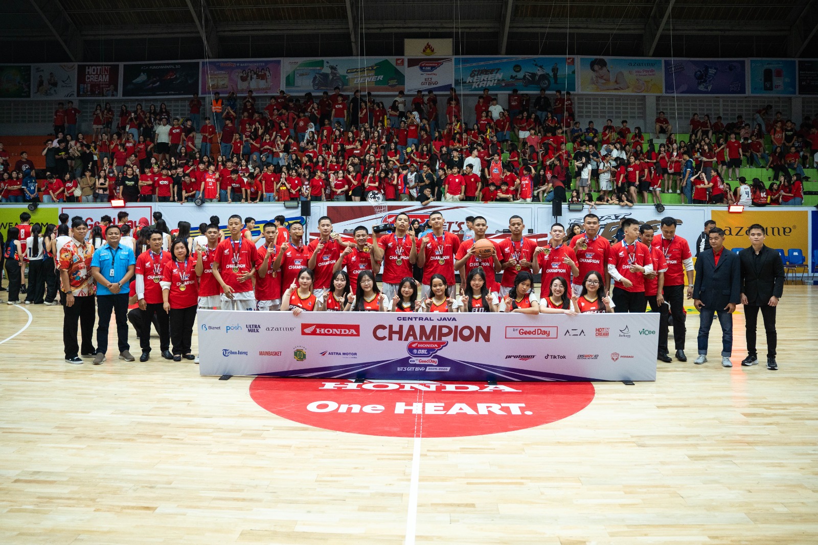 - Perwakilan Main Dealer Astra Motor Jateng Estian Adivira Viriawan (paling kanan)&nbsp;berfoto bersama Juara Champion Honda DBL with Kopi Good Day Central Java Series Putra 2025 yaitu SMA Pelita Nusantara