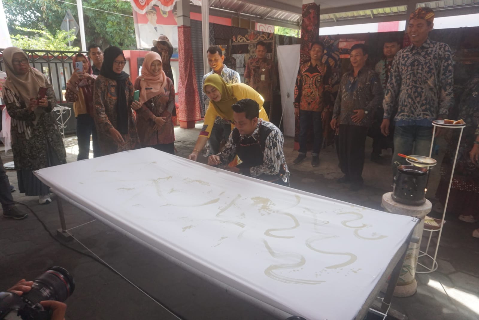 Bupati Klaten Hamenang Wajar Ismoyo saat mencoba membatik pada kain putih dalam ajang Batik Klaten Minifest. (Angga Purenda/Radar Solo)