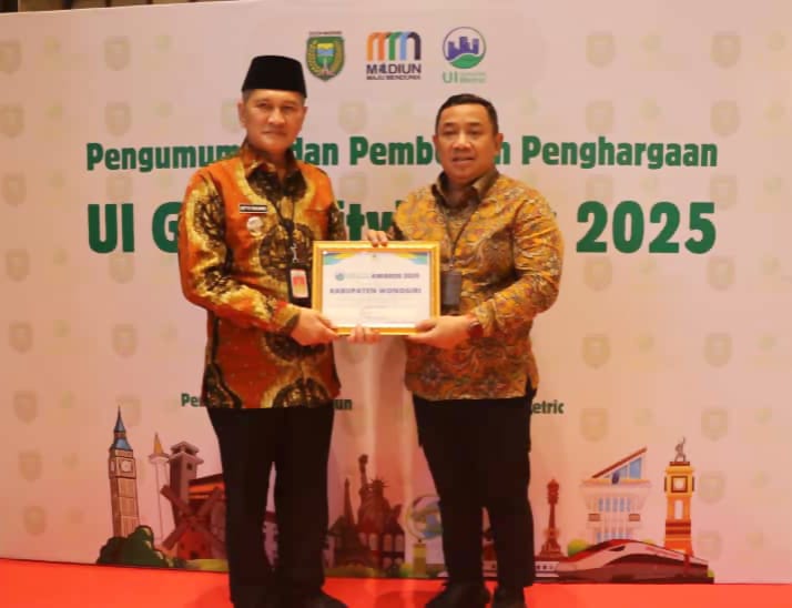 Bupati Wonogiri Setyo Sukarno saat menerima penghargaan dalam ajang UI GreenCityMetric Ranking 2025.