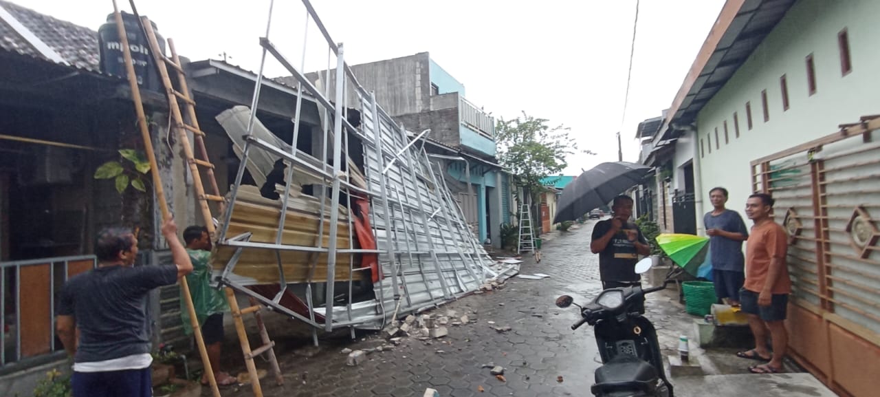 Salah satu rumah di Jaten, Karanganyar yang disapu puting beliung, Kamis (2/10/2025) sore. (Rudi Hartono/Radar Solo)