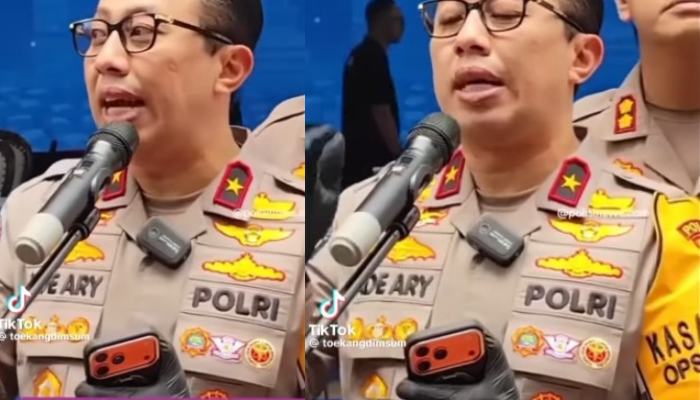 Brigjen Ade Ary Syam Indradi saat memegang smartphone premium diduga iPhone 17 Pro Max.
