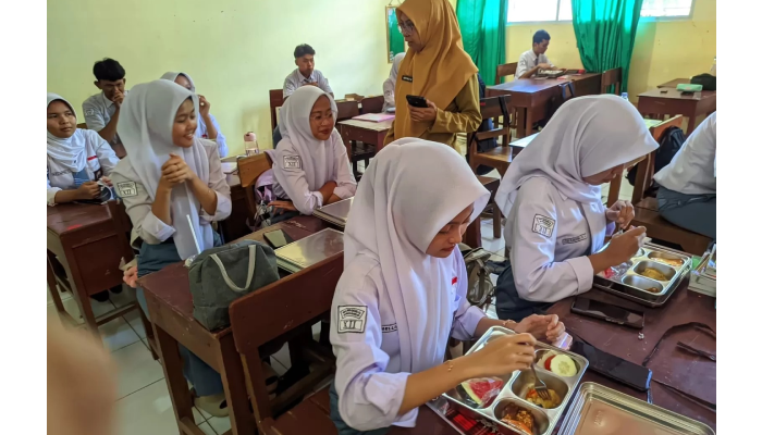 Guru memantau pelaksanaan MBG di salah satu sekolah di Wonogiri.