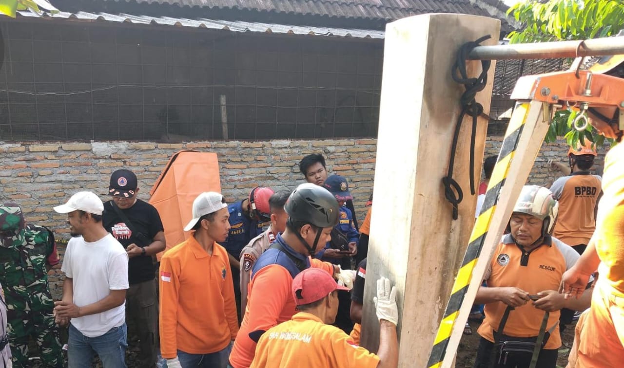 Tim SAR Sragen evakuasi warga tercebur sumur di Gemolong. (Ahmad Khairudin/Radar Solo)
