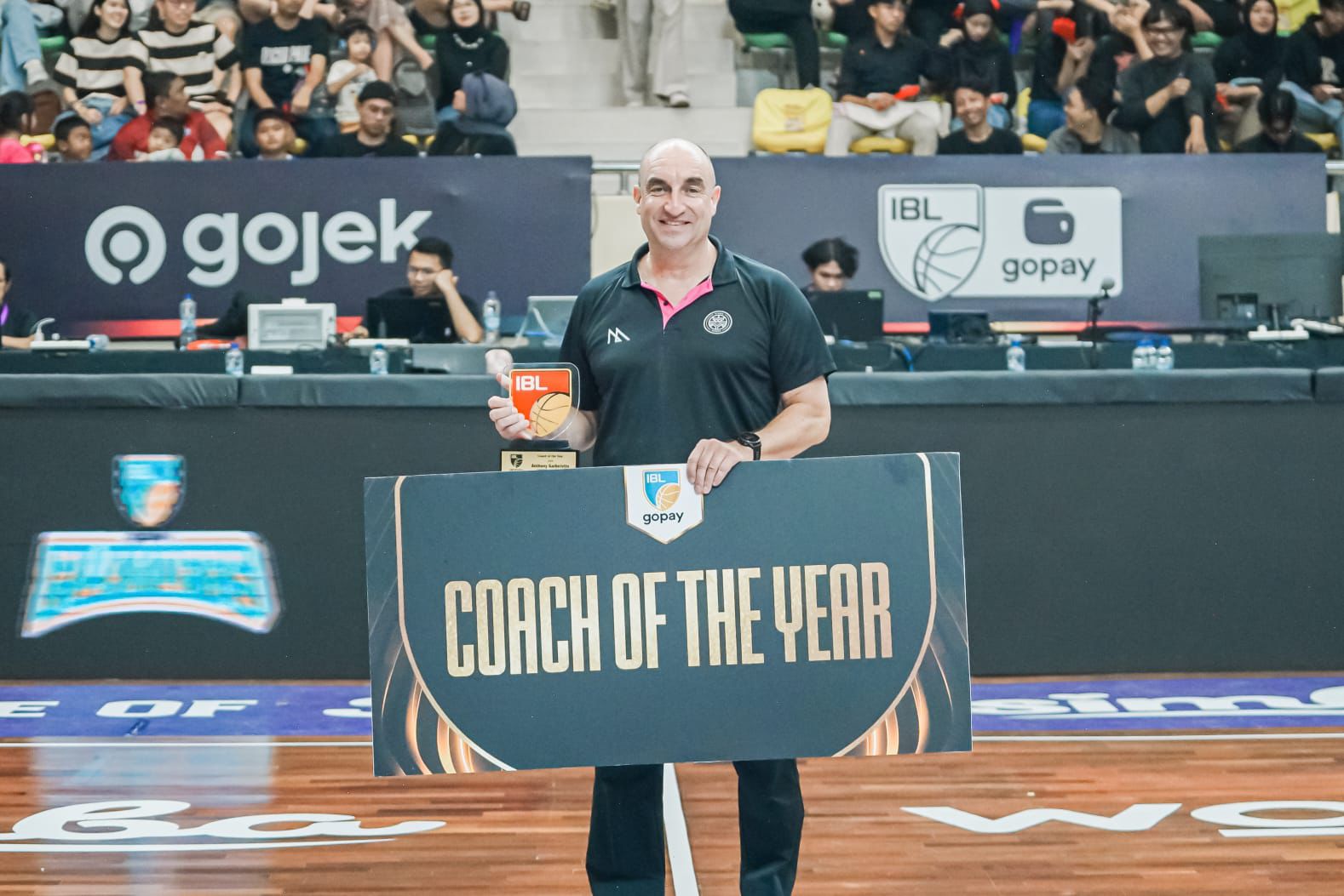 INSPIRATIF: Pelatih RANS musim lalu Anthony Garbelotto menerima predikat sebagai Coach of The Year IBL 2025.