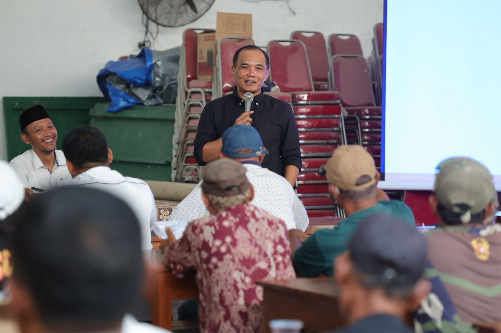 Sumanto saat bertemu para petani dari Gabungan Kelompok Tani (Gapoktan) Tritani Mulyo, di Desa Jaten, Kecamatan Jaten, Kabupaten Karanganyar