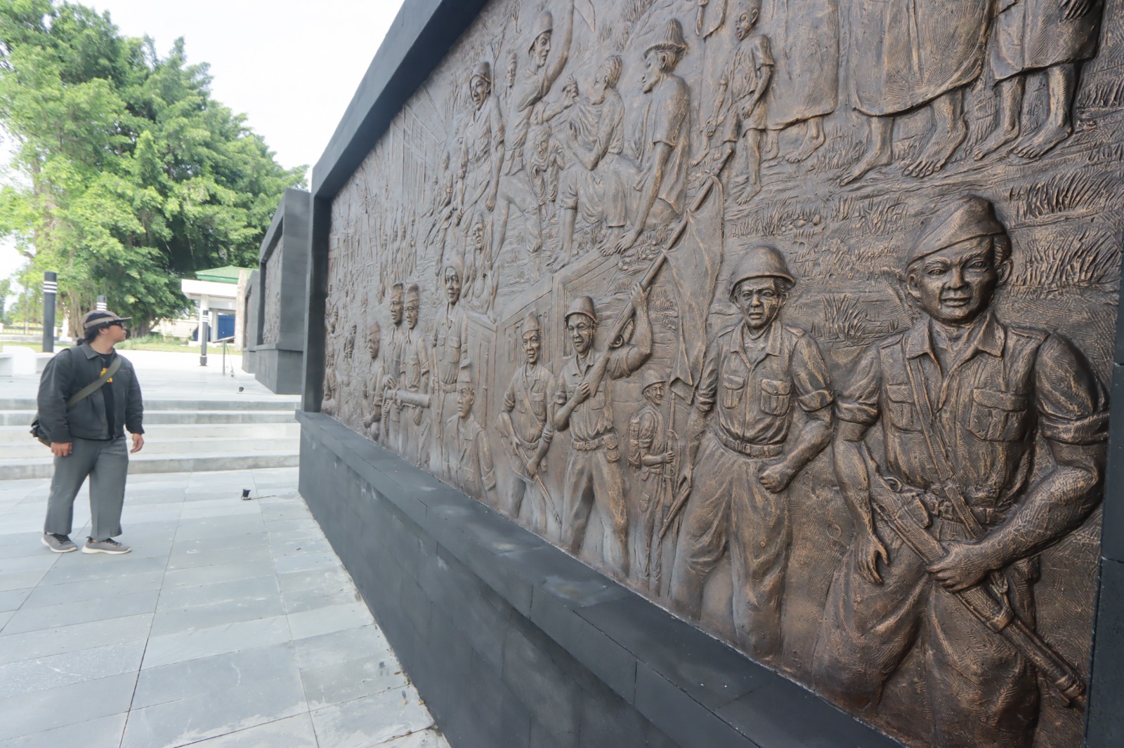 HEROIK: Relief di Taman Makam Pahlawan Kusuma Bhakti yang berisikan perjuangan para pejuang kemerdekaan.  Pemakaman Bisa jadi Destinasi Wisata SOLO, Radar Solo &ndash; Kedepan wajah pema
