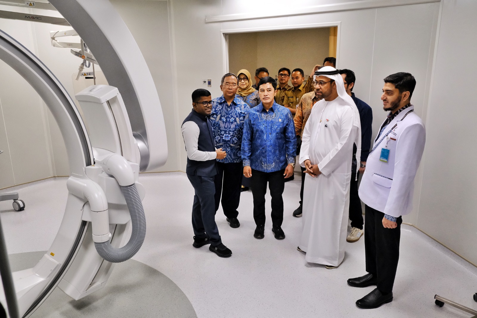 CEK: Duta Besar UEA, Abdulla Salem Obaid Aldhaheri&nbsp; melihat salah satu fasilitas di dalam RS Kardiologi Emirates&ndash;Indonesia pada Senin (29/9) lalu.