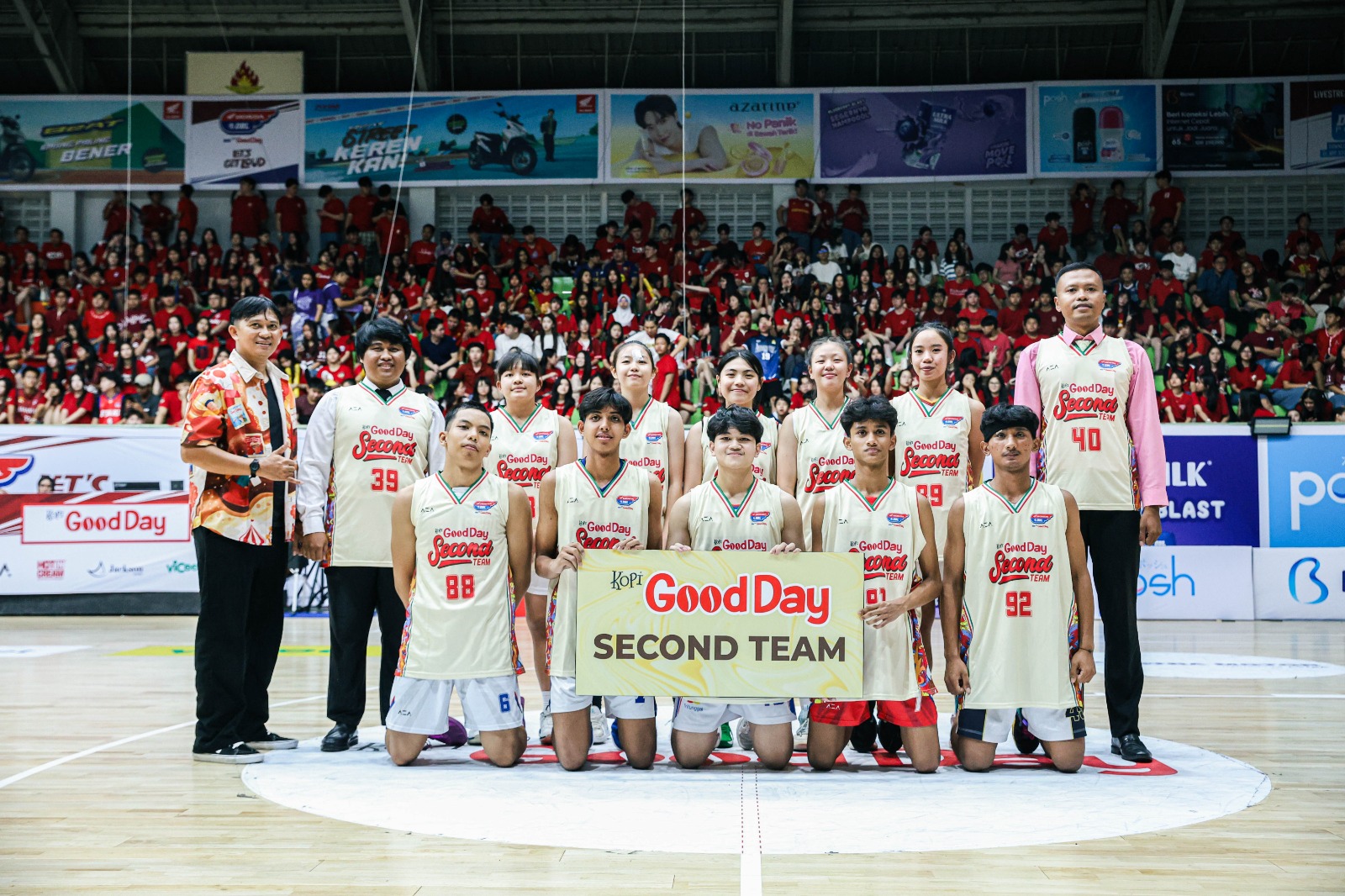 MELENGGANG: Risang Anugrah Gusti (dua dari kiri) bersama tim pelatih dan tim basket SMAN 1 Klaten.