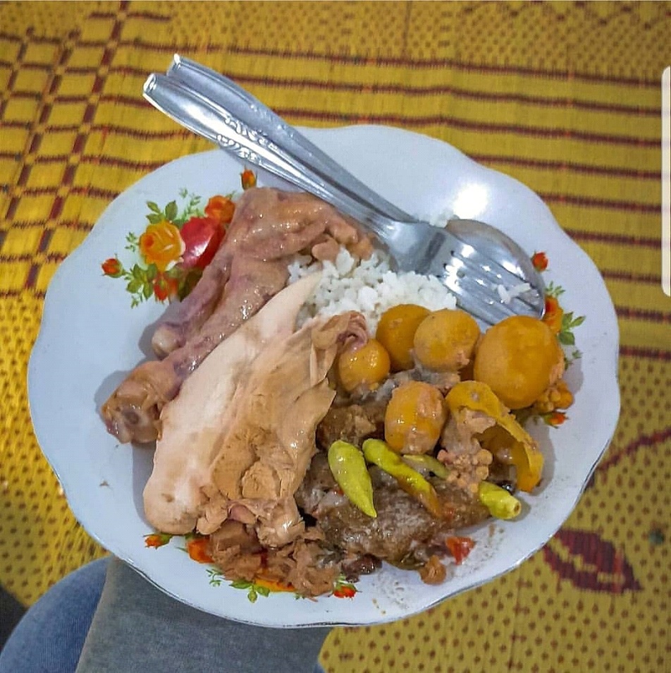 Nikmati 4 gudeg legendaris Solo yang melegenda, mulai dari Gudeg Ceker Bu Kasno hingga langganan keluarga Jokowi.