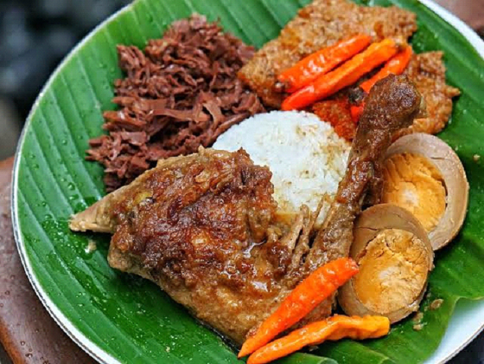 Gudeg Solo dan Jogja punya perbedaan unik dari warna, rasa, hingga lauk pelengkap. Simak 4 fakta menariknya di sini!