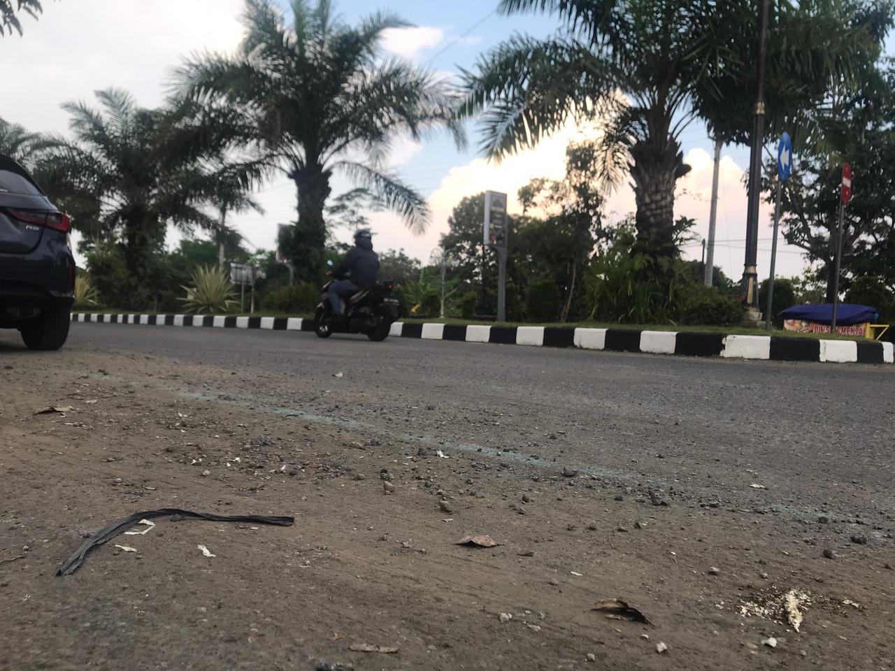 Pantauan radarsolo.com, pasir yang terbawa air hujan menumpuk di sisi utara pertigaan menuju trafficlight simpang empat Tugu Jagung.