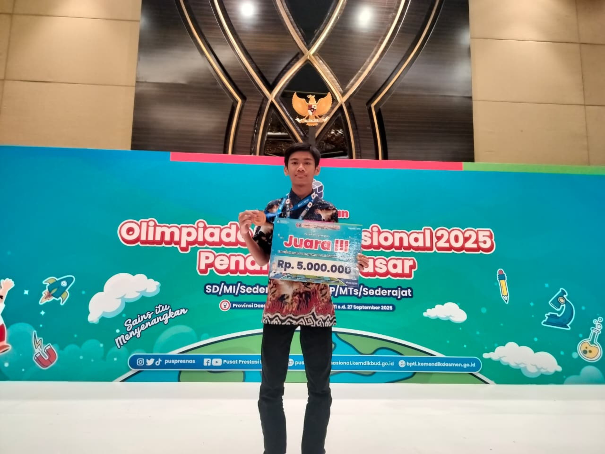 MEMBANGGAKAN: Danish Muhammad Hanafi menyabet juara 3 Olimpiade Sains Nasional (OSN) IPS tingkat nasional 2025.