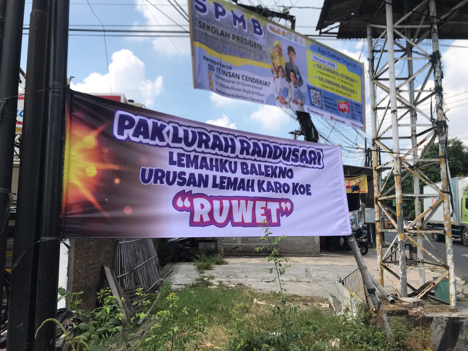 Spanduk bernada protes yang dipasang warga Desa Randusari, Kecamatan Teras, Boyolali.